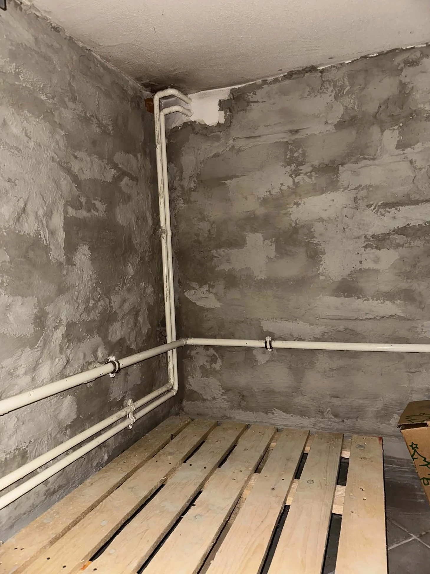 Pojedyncze ujęcie zabezpieczonych ścian i narożnika pomieszczenia technicznego przy instalacji rurowej