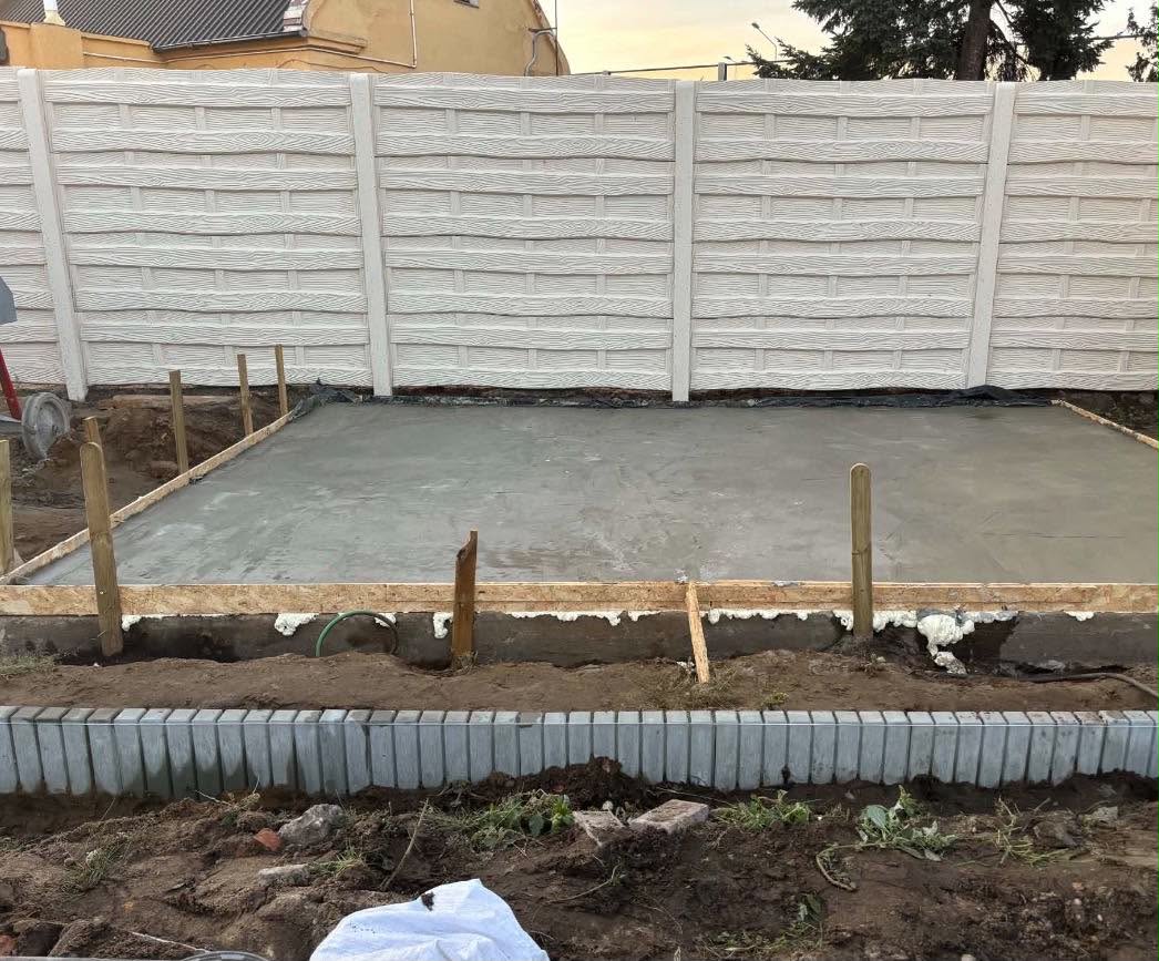Świeża wylewka betonowa w drewnianym szalunku