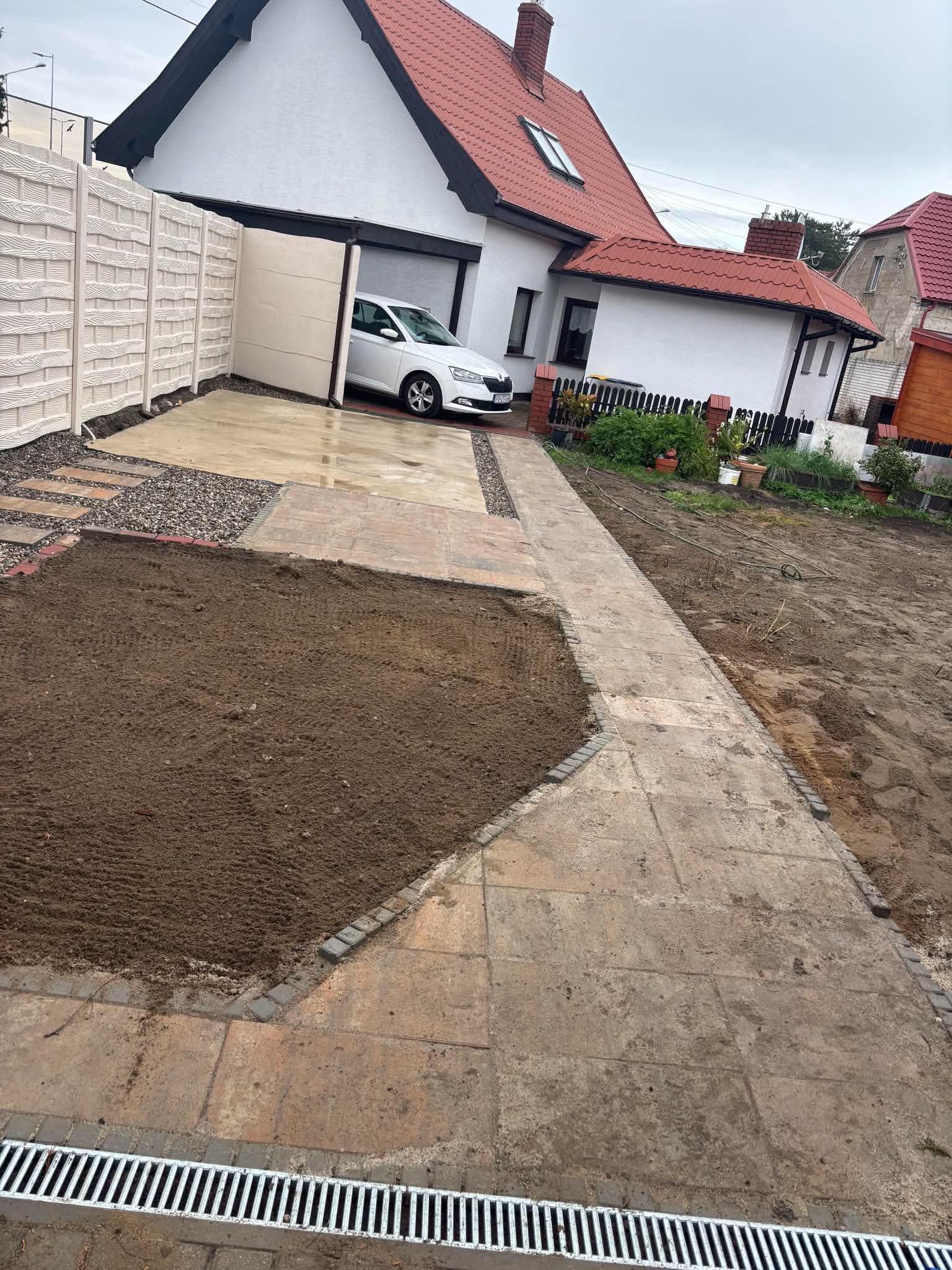 Ułożony podjazd i ścieżka z kostki oraz płyt przed domem
